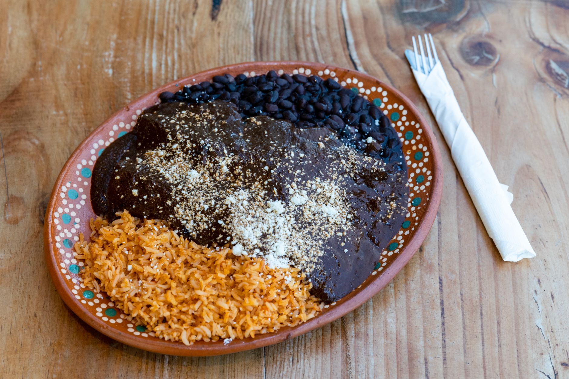 Plato con mole oaxaqueño tradicional